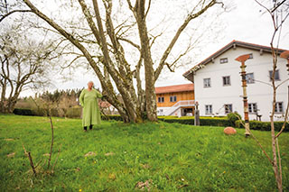 Erika Holzapfel im Garten ihres Kulturhauses.