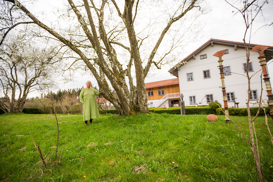 Erika Holzapfel im Garten ihres Kulturhauses in Oberbrunnham bei Tacherting.