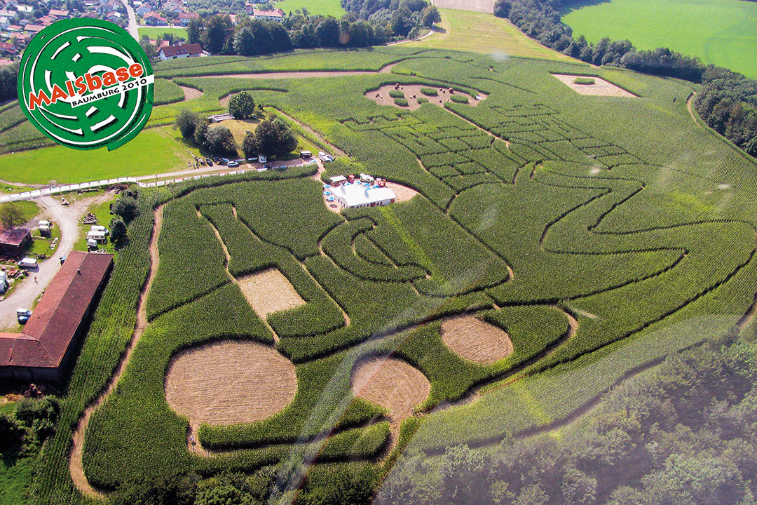 Die MaisBase, Bayerns größtes Maisfeldlabyrinth im Jahr 2010.