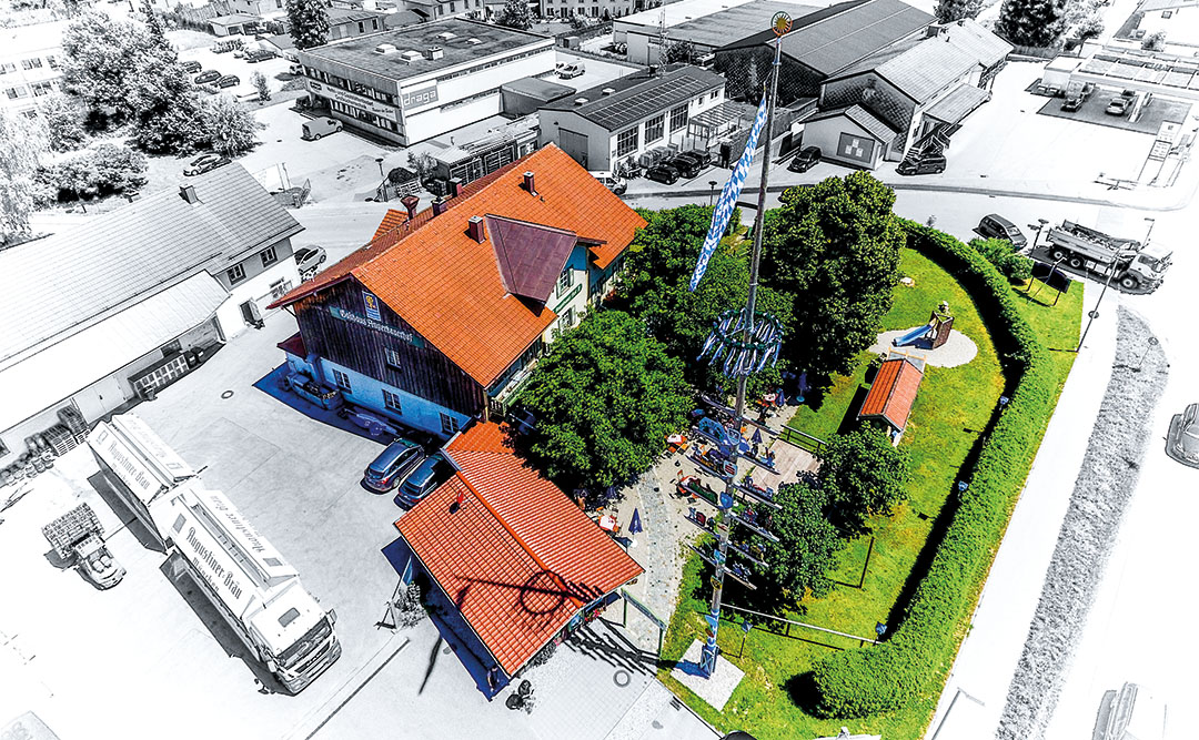 Der „Angerbauer Hof“ samt Biergarten, Salettl und Kinderspielplatz. Und mit einem eigenen, prächtigen Maibaum.