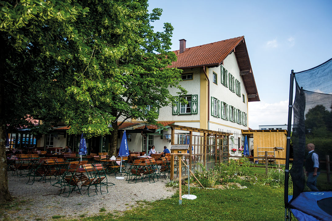 Alte Kastanien beschatten den Biergarten des „Angerbauer Hofs“.
