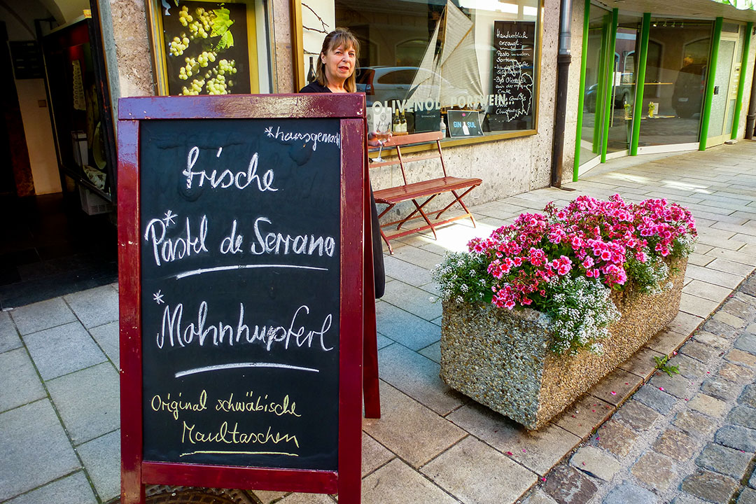 Luise List vor dem „Convide“ in Traunstein. Freitags gibt’s Pastel de Serrano oder Mohnhupferl.