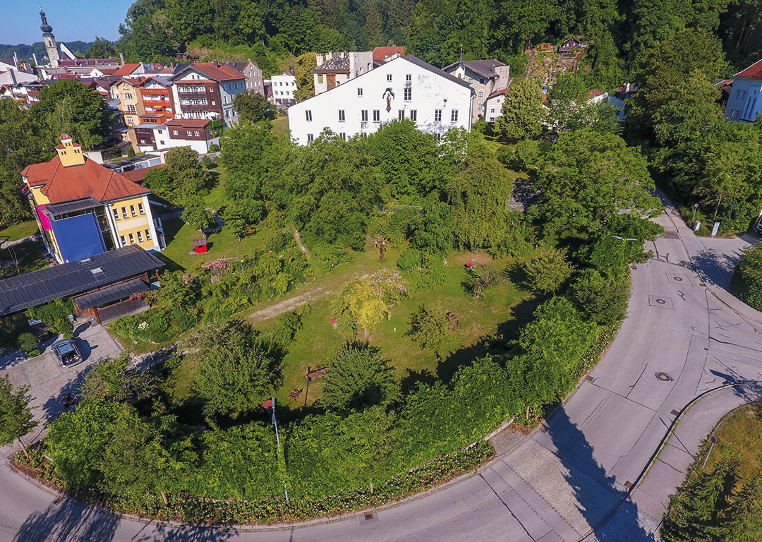 Überblick über das gesamte Rosengarten-Gelände in Trostberg.