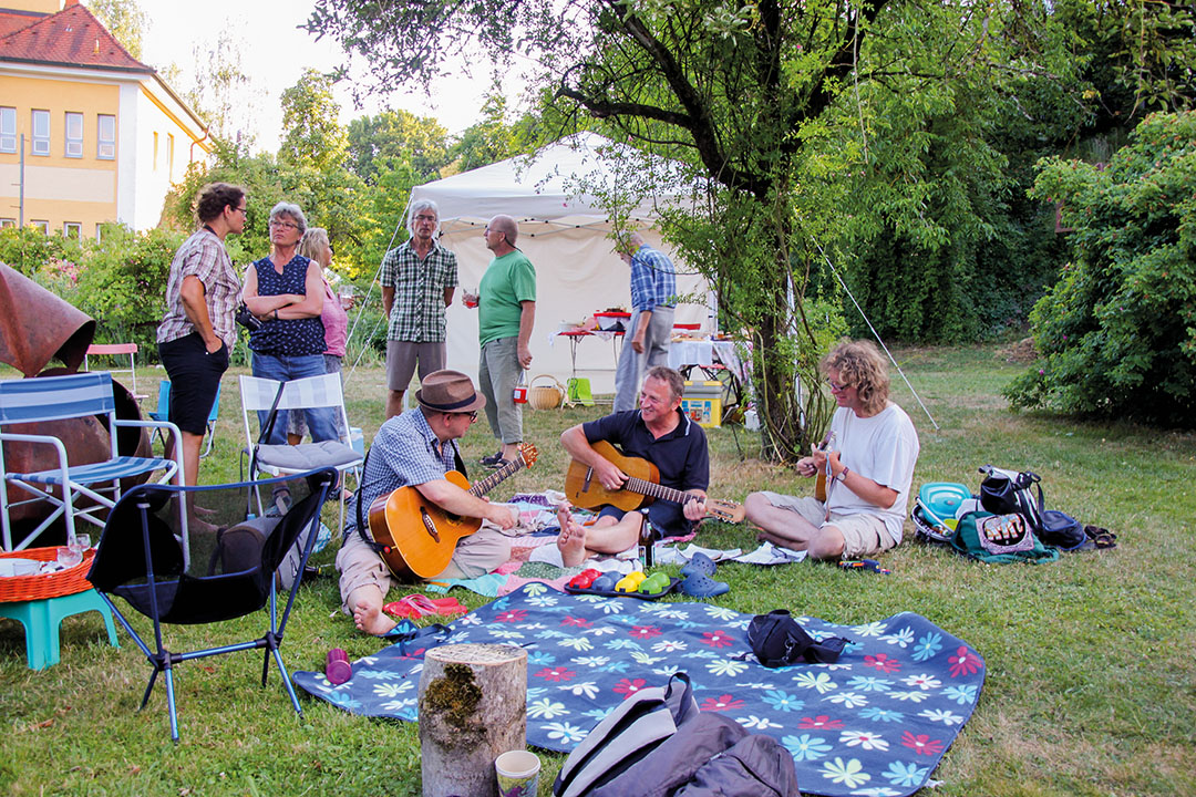 Alle zwei Jahre wird das Rosenfest im Trostberger Rosengarten gefeiert.