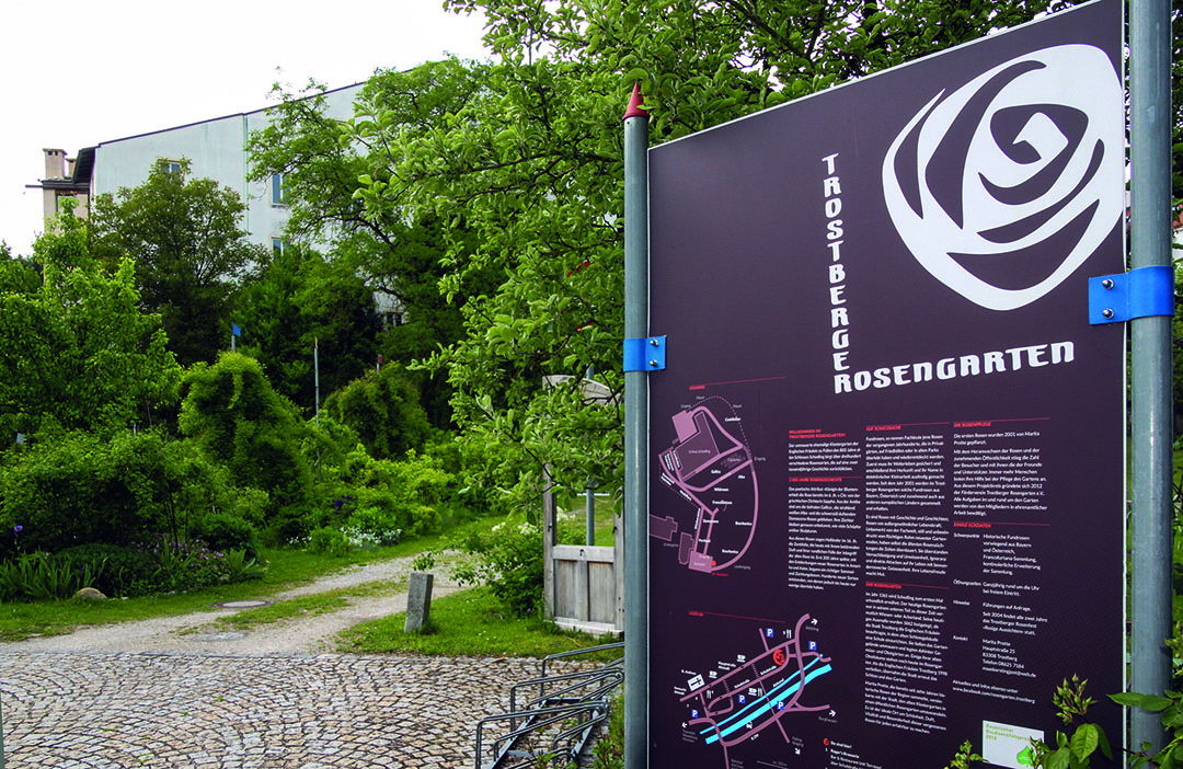 Auf einer Infotafel am Eingang des Rosengartens finden die Besucher Wissenwertes über die Anlage.