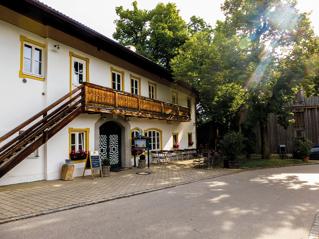 Historischer Ort der Gastlichkeit: die „Schloßwirtschaft Wildenwart“ bei Frasdorf.