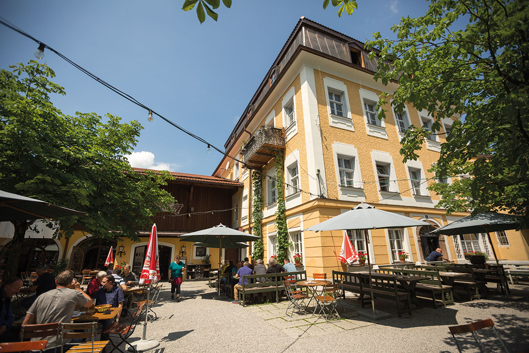 Biergarten und Gaststätte mit Charme: im „Wochinger Brauhaus“ gibt’s bayrische und mediterrane Schmankerl.