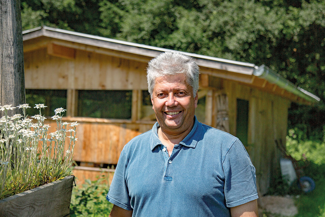 Dr. Bernhard Zimmer vor dem Bienenhaus am Piedinger Bienenweg.