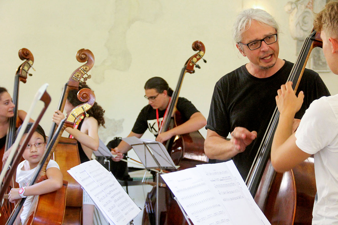 Spass am Bass: Beim „6th European Biennial Double Bass Congress & Festival“ im toskanischen Lucca vom 30. Juli bis zum 5. August gab Claus Freudenstein sein Wissen an zahlreiche Kinder und Jugendliche weiter.