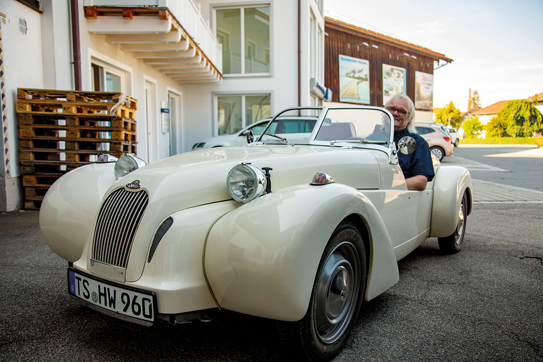 Hartmut Wolf in seinem Ultra-Magermotor-Auto.