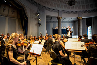 Die Bad Reichenhaller Philharmoniker beim Kurmusik-Konzert in der Rotunde.