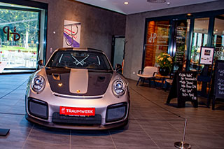 Foyer des Porsche-Traumwerks in Aufham.