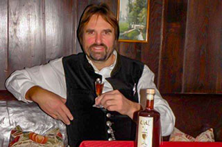 Josef Stein produziert den Kräuterschnaps "Odl" in Amerang.
