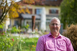 Klaus Lebek vor seinem Eichenhof in Waging am See.