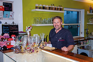 Wolfgang Fischer in seinem „Café Heimat“ in Traunstein.