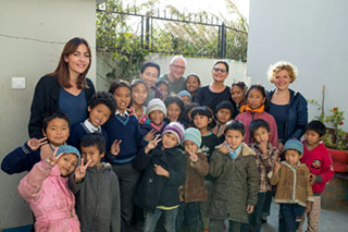 Die Mühltalers mit 22 Patenkindern, die der Verein "namaste" in Nepal versorgt.