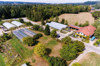 Blick auf das Gelände des Bio-Gärtnerhofs Horizont in Trostberg.