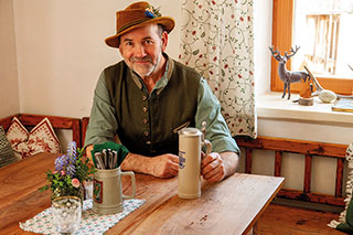 Nicht in der Lederhos'n - Hochzeitslader Martin Färbinger erzählt von Tradition und Brauchtum