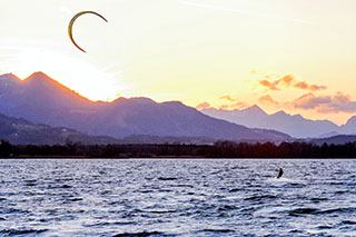 Spektakuläre Farbtupfer: Kitesurfen auf dem Chiemsee