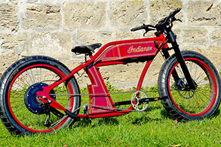 Rainer Kurzweil baut in seiner Werkstatt "Kunst am Rad" am Tittmoninger Stadtplatz stylische E-Bike-Prototypen.